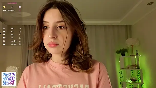 Snapshot of LeanneDinkle chatting on 02-14-26, 04:53 LeanneDinkle online show from 02-14-26, 04:53