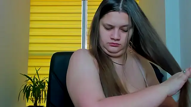 Snapshot of Maddinia chatting on 02-10-26, 08:18 Maddinia online show from 02-10-26, 08:18