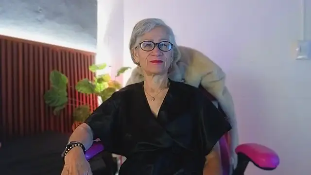 Snapshot of miss_monserrate01 chatting on 02-09-26, 12:53 miss monserrate01 online show from 02-09-26, 12:53