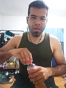 Snapshot of thom_1 chatting on 02-16-26, 01:57 thom 1 online show from 02-16-26, 01:57