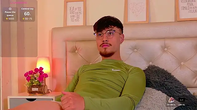 Snapshot of Aiden_Gray chatting on 03-04-26, 06:14 Aiden Gray online show from 03-04-26, 06:14