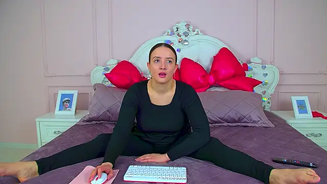 Snapshot of ElinaBellucci chatting on 03-13-26, 04:19 ElinaBellucci online show from 03-13-26, 04:19