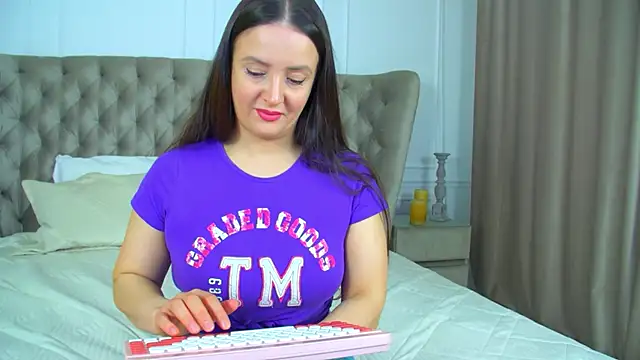 Snapshot of ElinaBellucci chatting on 04-06-26, 04:21 ElinaBellucci online show from 04-06-26, 04:21