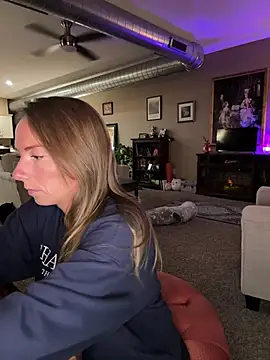 Snapshot of mooviebaby chatting on 02-26-26, 01:26 mooviebaby online show from 02-26-26, 01:26