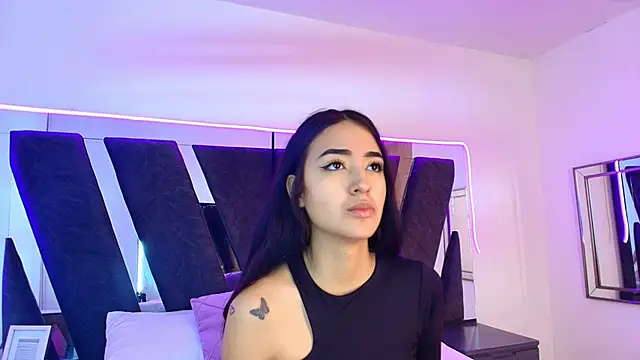 Snapshot of sophia_love__ chatting on 02-16-26, 02:02 sophia love online show from 02-16-26, 02:02