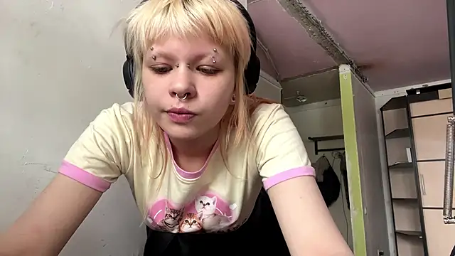 Snapshot of MeowMixer chatting on 02-08-26, 09:13 MeowMixer online show from 02-08-26, 09:13