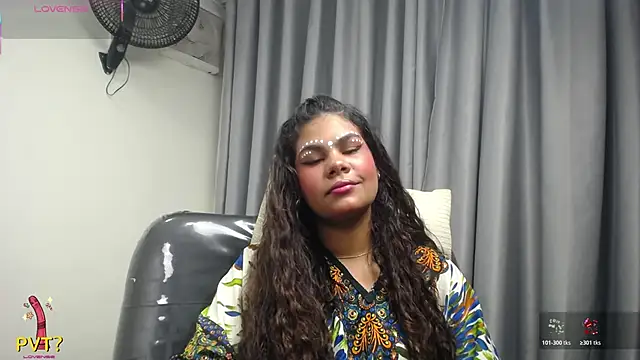 Snapshot of yaazhinii chatting on 03-20-26, 12:10 yaazhinii online show from 03-20-26, 12:10