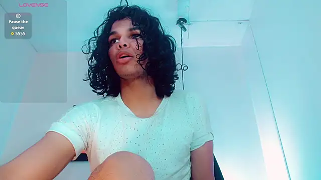 Snapshot of Zonce_shimer chatting on 02-24-26, 03:26 Zonce shimer online show from 02-24-26, 03:26