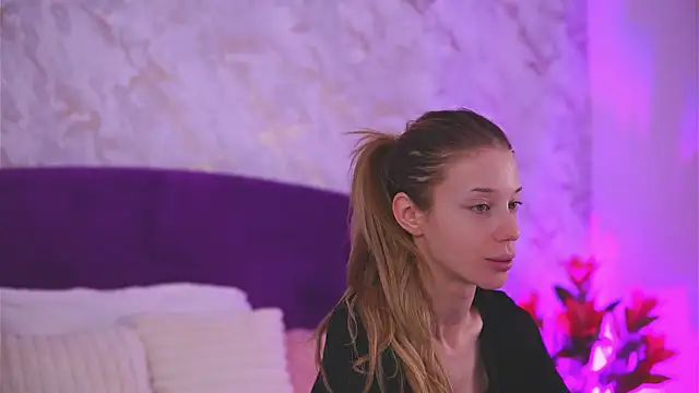 Snapshot of EllinaNuria chatting on 02-18-26, 04:19 EllinaNuria online show from 02-18-26, 04:19