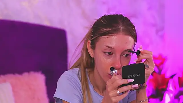 Snapshot of EllinaNuria chatting on 02-24-26, 04:32 EllinaNuria online show from 02-24-26, 04:32