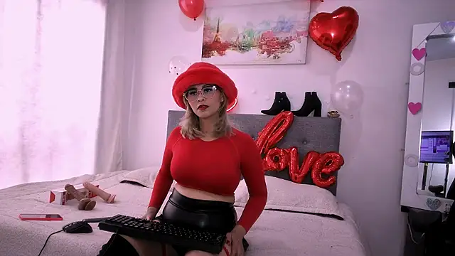 Snapshot of Sharlott_3 chatting on 02-14-26, 01:41 Sharlott 3 online show from 02-14-26, 01:41