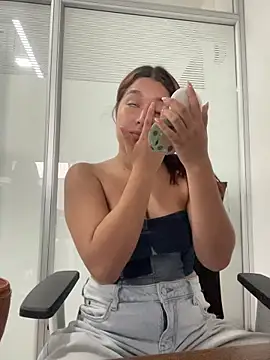 Snapshot of Emily_Harpeer chatting on 03-26-26, 11:49 Emily Harpeer online show from 03-26-26, 11:49