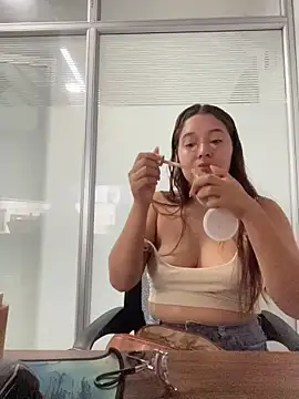 Snapshot of Emily_Harpeer chatting on 04-02-26, 11:30 Emily Harpeer online show from 04-02-26, 11:30