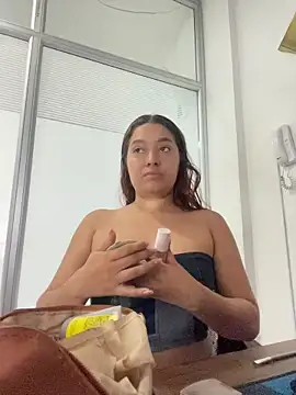 Snapshot of Emily_Harpeer chatting on 04-03-26, 11:41 Emily Harpeer online show from 04-03-26, 11:41