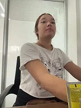 Snapshot of Emily_Harpeer chatting on 04-06-26, 11:44 Emily Harpeer online show from 04-06-26, 11:44