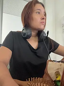 Snapshot of Emily_Harpeer chatting on 04-08-26, 11:32 Emily Harpeer online show from 04-08-26, 11:32