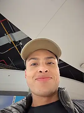 Snapshot of Eros_lee chatting on 02-25-26, 11:36 Eros lee online show from 02-25-26, 11:36