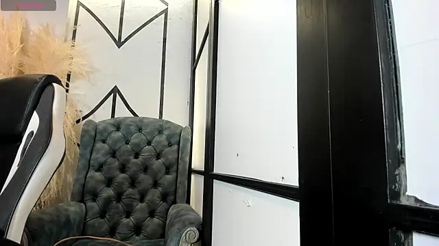 Snapshot of lorraineHunter chatting on 02-17-26, 01:07 lorraineHunter online show from 02-17-26, 01:07