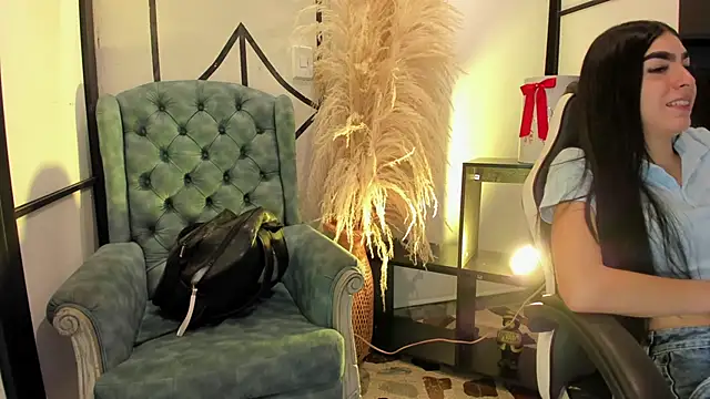 Snapshot of lorraineHunter chatting on 02-18-26, 12:56 lorraineHunter online show from 02-18-26, 12:56