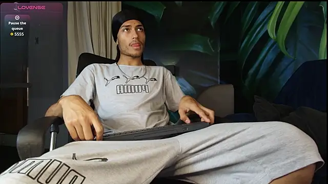 Snapshot of ItsZairen chatting on 02-10-26, 03:54 ItsZairen online show from 02-10-26, 03:54