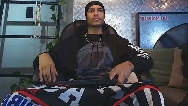 Snapshot of ItsZairen chatting on 02-13-26, 03:35 ItsZairen online show from 02-13-26, 03:35