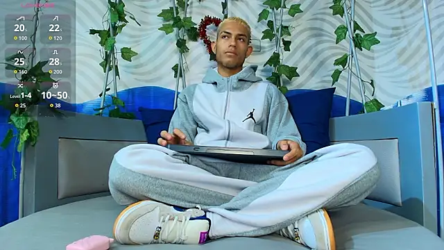 Snapshot of ItsZairen chatting on 02-21-26, 03:40 ItsZairen online show from 02-21-26, 03:40