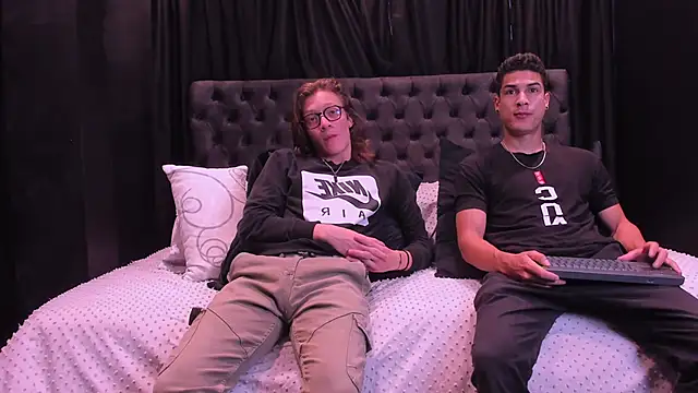 Snapshot of close_friends chatting on 03-21-26, 02:20 close friends online show from 03-21-26, 02:20