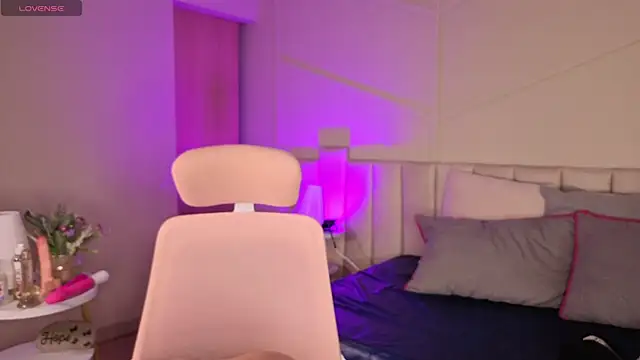 Snapshot of Eyes_moon_ chatting on 02-21-26, 02:23 Eyes moon online show from 02-21-26, 02:23