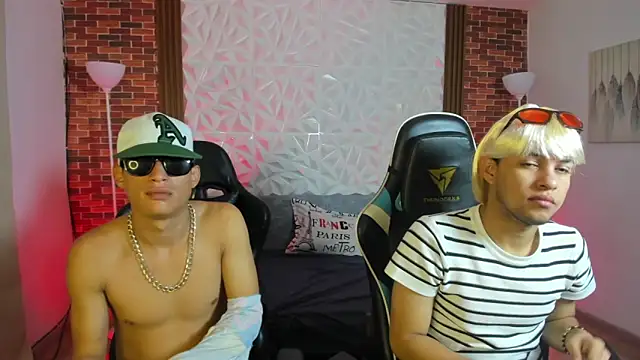 Snapshot of Top_and_bottom chatting on 02-12-26, 01:06 Top and bottom online show from 02-12-26, 01:06