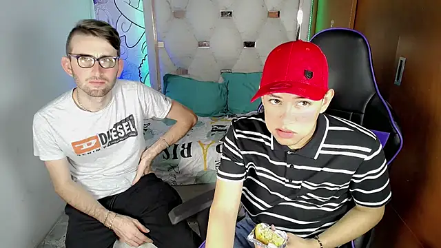 Snapshot of Top_and_bottom chatting on 02-18-26, 08:16 Top and bottom online show from 02-18-26, 08:16