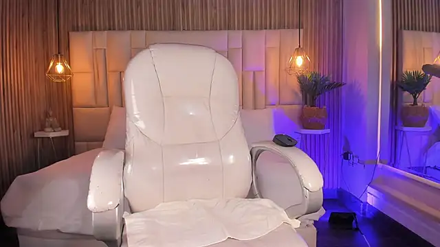 Snapshot of KittyLyne_ chatting on 02-12-26, 12:33 KittyLyne online show from 02-12-26, 12:33