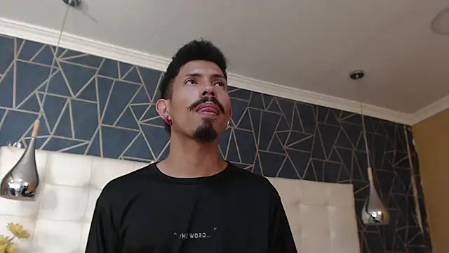 Snapshot of NoaahTylor chatting on 02-11-26, 08:14 NoaahTylor online show from 02-11-26, 08:14