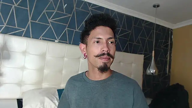 Snapshot of NoaahTylor chatting on 02-12-26, 08:26 NoaahTylor online show from 02-12-26, 08:26