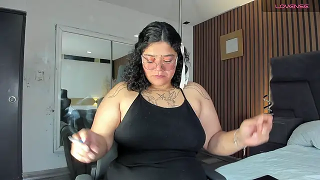 Snapshot of DarkReed chatting on 02-25-26, 06:01 DarkReed online show from 02-25-26, 06:01