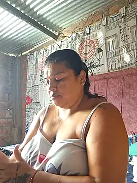 Snapshot of Juli_Powl chatting on 04-01-26, 01:12 Juli Powl online show from 04-01-26, 01:12