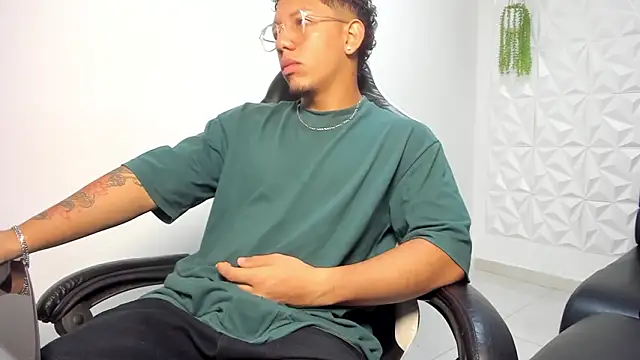 Snapshot of MaxSeduce23 chatting on 02-19-26, 01:07 MaxSeduce23 online show from 02-19-26, 01:07