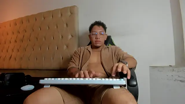 Snapshot of MaxSeduce23 chatting on 02-20-26, 01:11 MaxSeduce23 online show from 02-20-26, 01:11