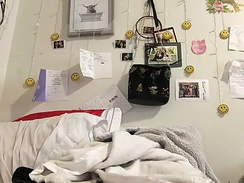 Snapshot of Girlnextdoor242 chatting on 02-17-26, 04:13 Girlnextdoor242 online show from 02-17-26, 04:13