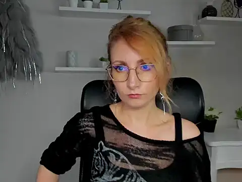 Snapshot of CinderellaMoon chatting on 02-24-26, 06:55 CinderellaMoon online show from 02-24-26, 06:55