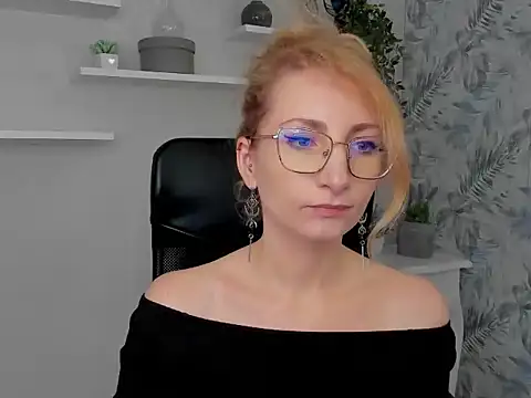 Snapshot of CinderellaMoon chatting on 03-02-26, 06:25 CinderellaMoon online show from 03-02-26, 06:25