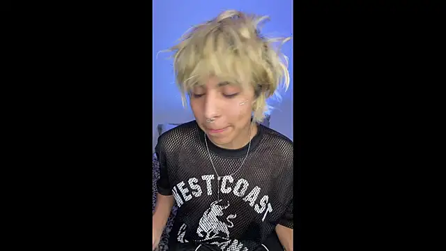 Snapshot of prince_oliverr chatting on 03-17-26, 01:43 prince oliverr online show from 03-17-26, 01:43