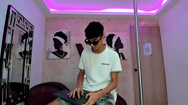 Snapshot of KITTY_BOSH chatting on 02-24-26, 01:20 KITTY BOSH online show from 02-24-26, 01:20