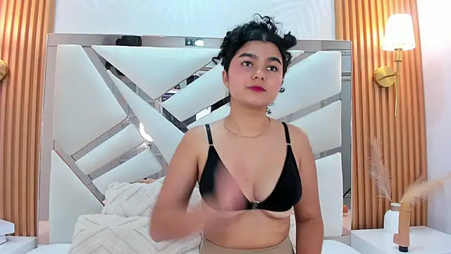 Snapshot of _Curly_Beauty chatting on 02-17-26, 04:24 Curly Beauty online show from 02-17-26, 04:24