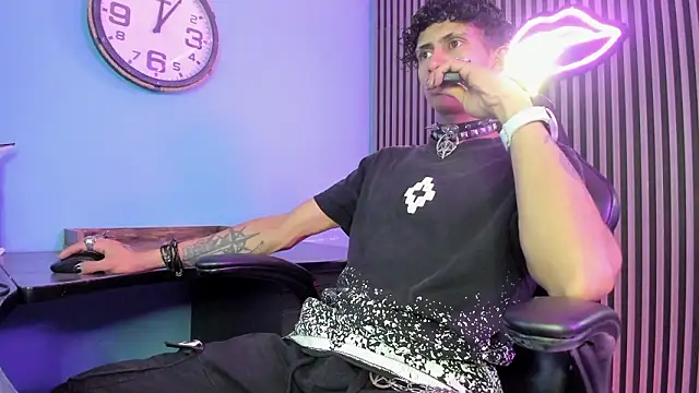 Snapshot of Maximoking26 chatting on 03-01-26, 04:14 Maximoking26 online show from 03-01-26, 04:14