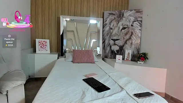 Snapshot of SiaFoxx_ chatting on 02-25-26, 06:01 SiaFoxx online show from 02-25-26, 06:01