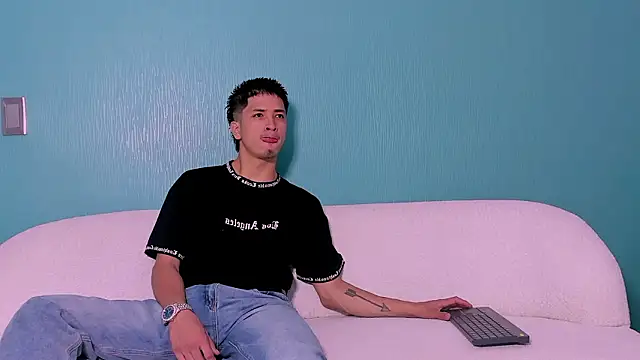 Snapshot of Youdoll_ chatting on 02-19-26, 01:29 Youdoll online show from 02-19-26, 01:29