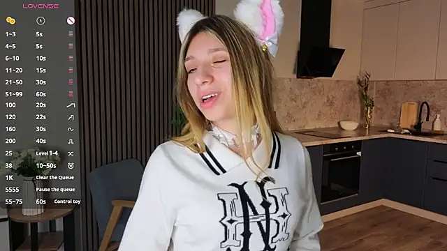 Snapshot of SuAvison chatting on 03-23-26, 11:14 SuAvison online show from 03-23-26, 11:14