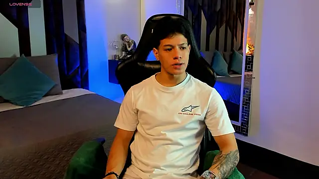 Snapshot of TonyPetrovjs chatting on 03-25-26, 04:18 TonyPetrovjs online show from 03-25-26, 04:18