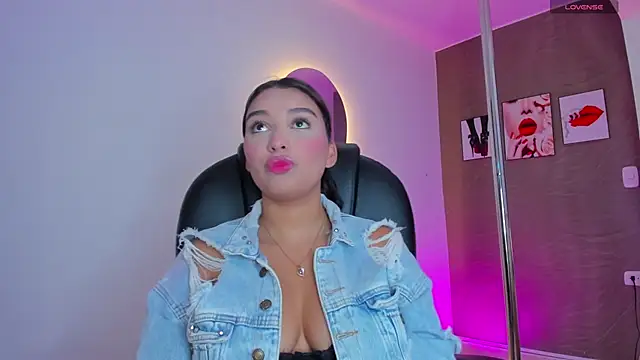 Snapshot of Tiphanysalvatore chatting on 02-26-26, 07:35 Tiphanysalvatore online show from 02-26-26, 07:35