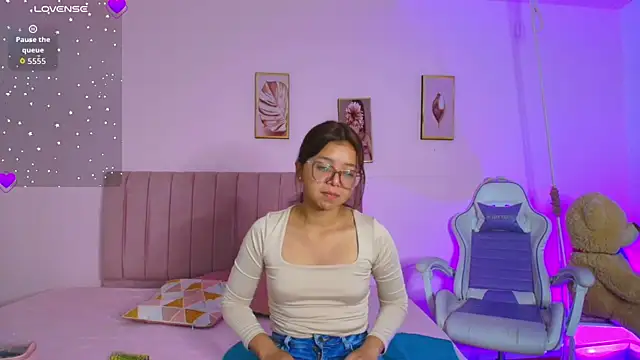 Snapshot of Zoow_bluussh chatting on 02-24-26, 12:25 Zoow bluussh online show from 02-24-26, 12:25